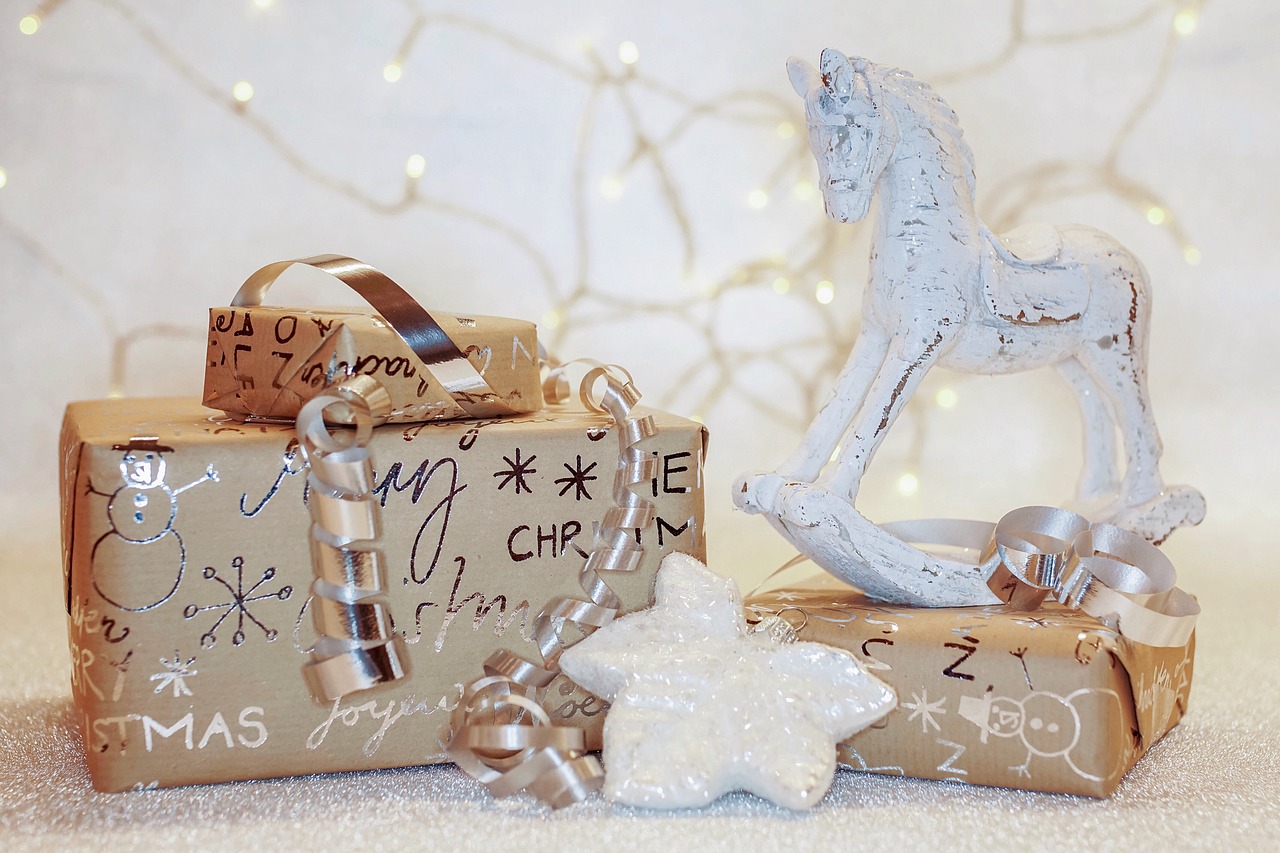 white background and some wrapped christmas gifts as the main image.